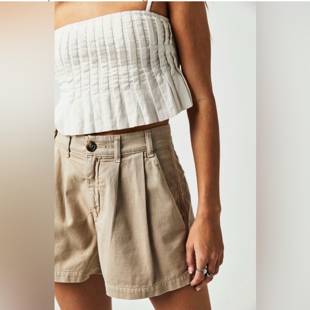 🆕 NWOT FREE PEOPLE Billie Chino Shorts • Almond Milk • Size 2